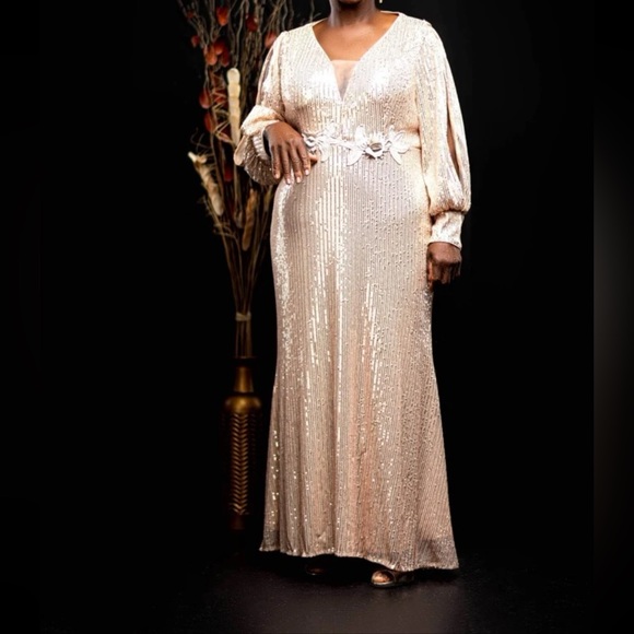 Gold gown - Picture 5 of 6